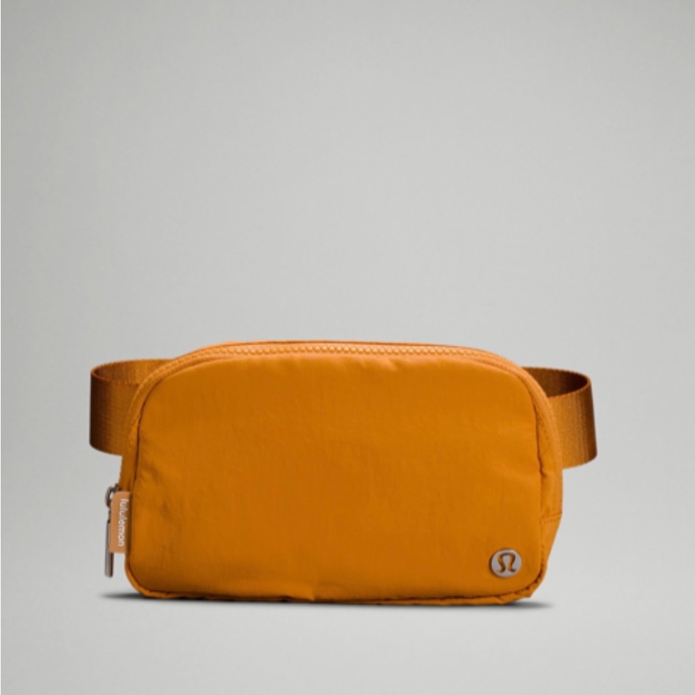 Lululemon Everywhere belt bag